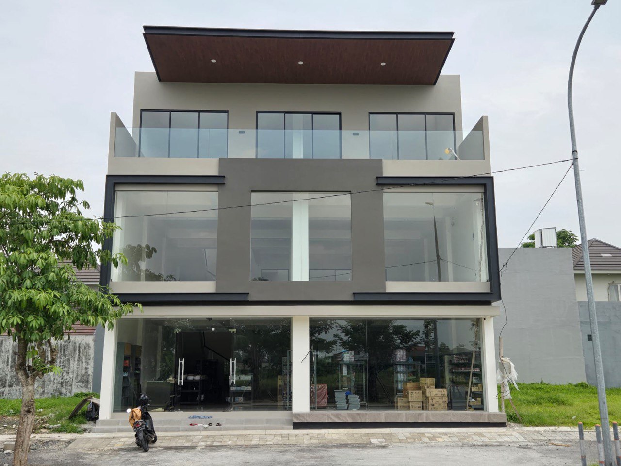 Dijual/Disewakan Ruko 3 Lantai di Citraland Surabaya Barat - Image 1