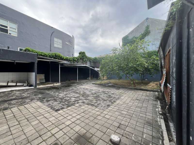 Dijual Gedung Eks Showroom Lokasi Strategis Dengan Lebar Muka Besar di Jalan Diponegoro Surabaya Pusat - Image 1