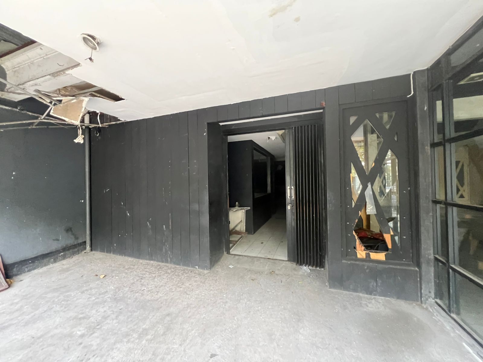 Dijual Gedung Eks Showroom Lokasi Strategis Dengan Lebar Muka Besar di Jalan Diponegoro Surabaya Pusat - Thumbnail 3
