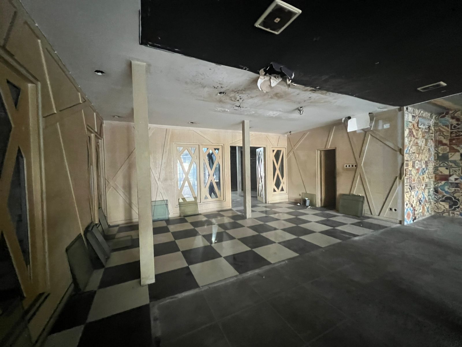 Dijual Gedung Eks Showroom Lokasi Strategis Dengan Lebar Muka Besar di Jalan Diponegoro Surabaya Pusat - Thumbnail 5