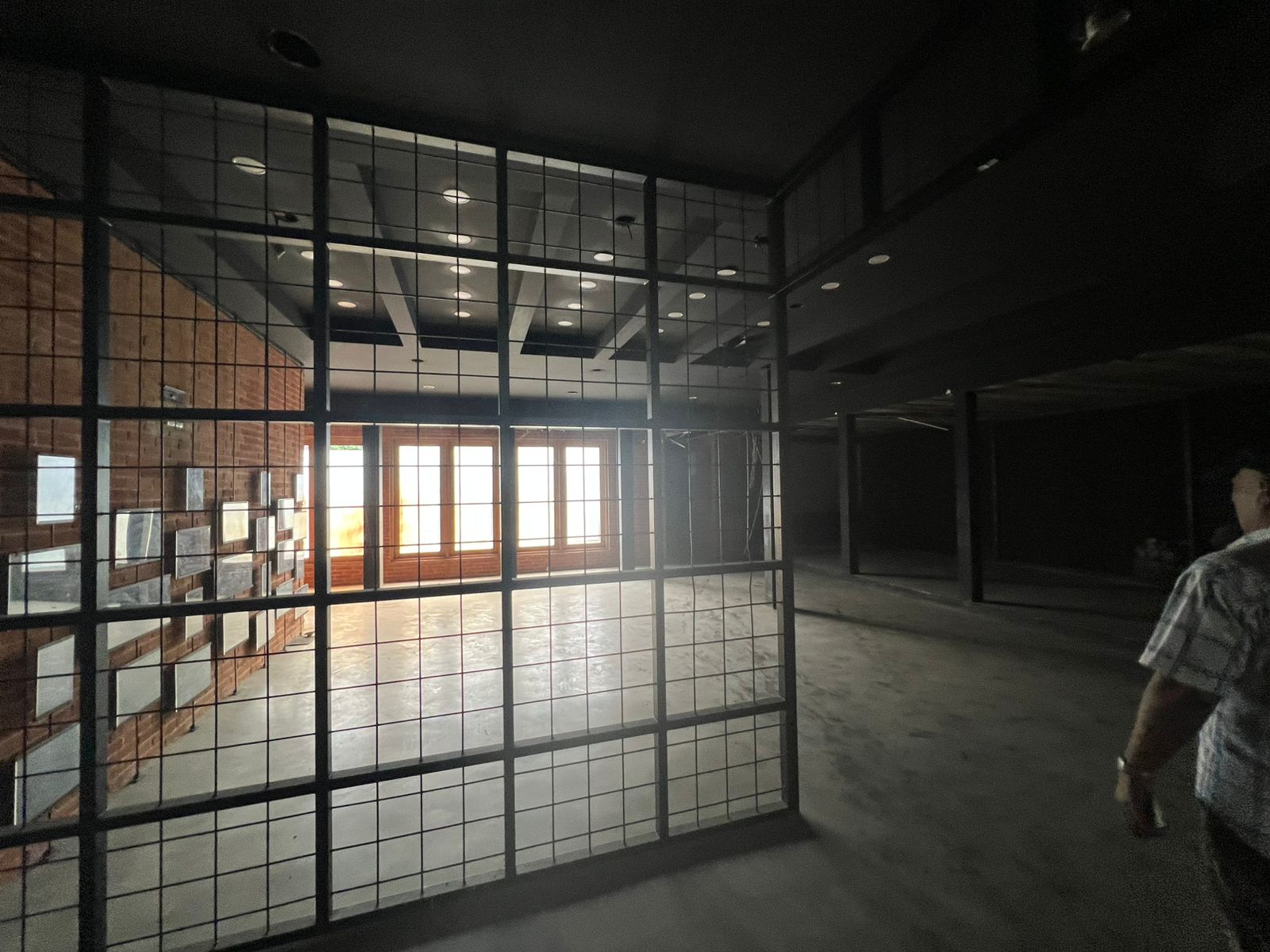 Dijual Gedung Eks Showroom Lokasi Strategis Dengan Lebar Muka Besar di Jalan Diponegoro Surabaya Pusat - Thumbnail 7