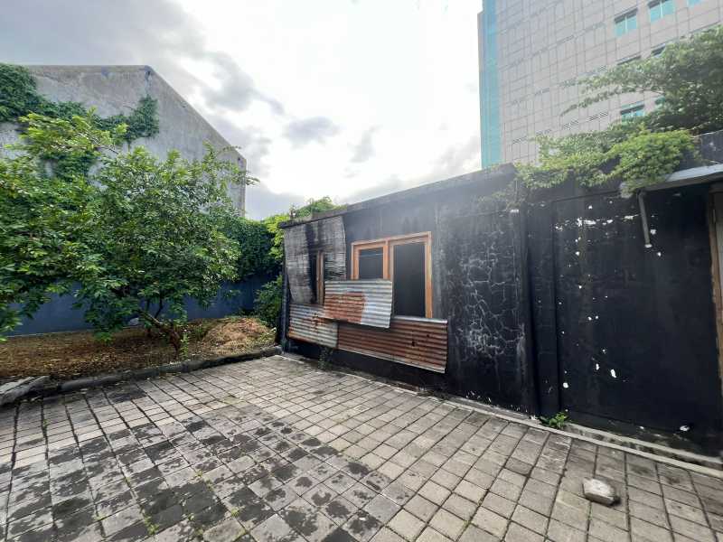 Dijual Gedung Eks Showroom Lokasi Strategis Dengan Lebar Muka Besar di Jalan Diponegoro Surabaya Pusat - Thumbnail 8