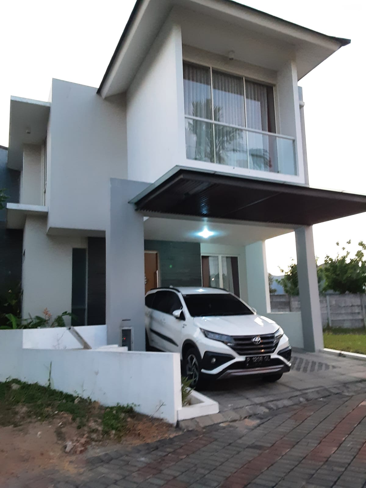 Dijual/Disewakan Rumah Mewah 2 Lantai Murah dan Lokasi Premium di Royal Residence Surabaya Barat - Thumbnail 2
