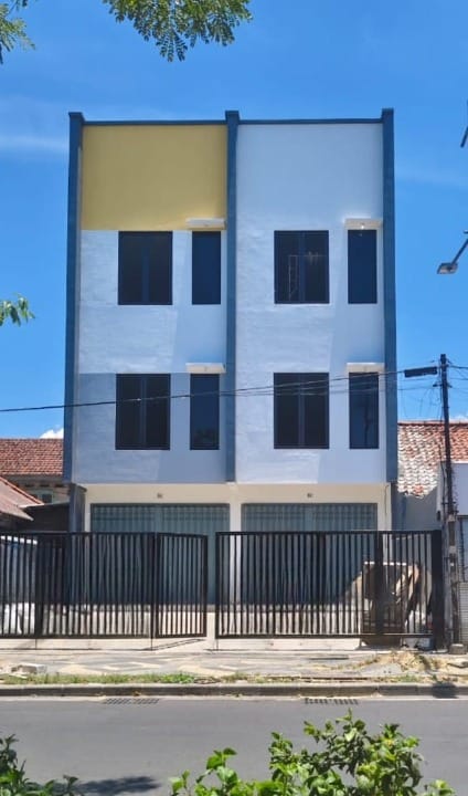 Dijual/Disewakan Ruko Premium 3 Lantai Lokasi Komersial Strategis Raya Tambaksari Surabaya Utara - Image 1
