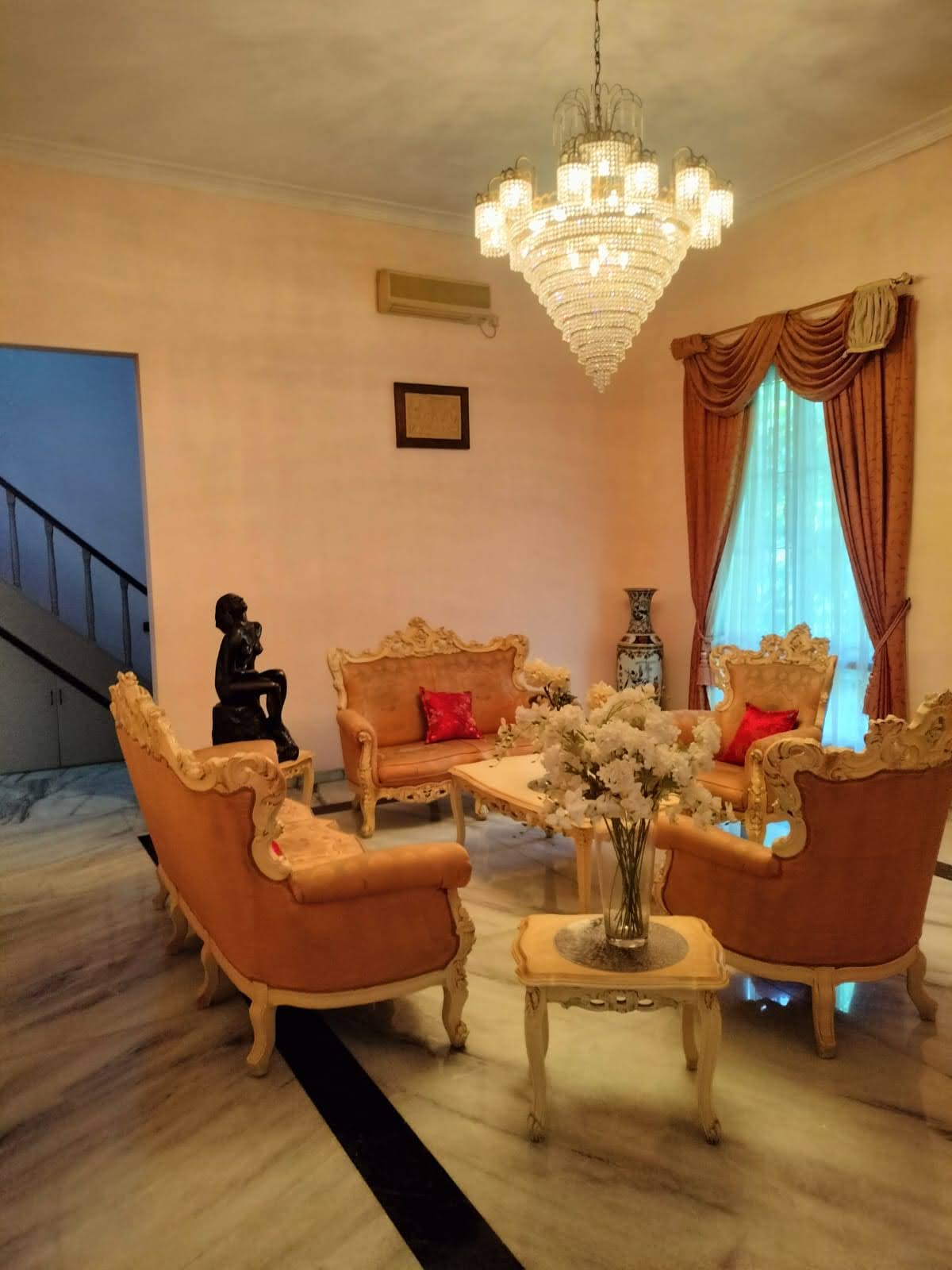 Dijual Murah Rumah Lokasi Strategis dengan Kolam Renang Bintang Diponggo Surabaya Barat - Image 1