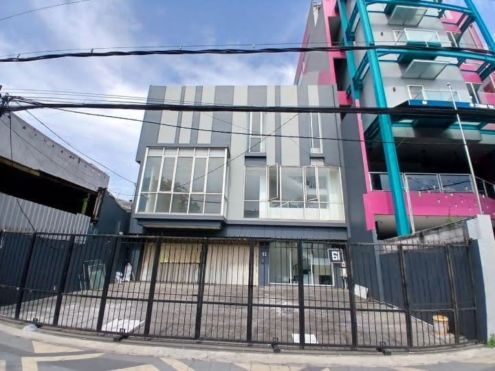 Disewakan Gedung 3 Lantai Lokasi Strategis Perak Barat Surabaya Utara - Image 1