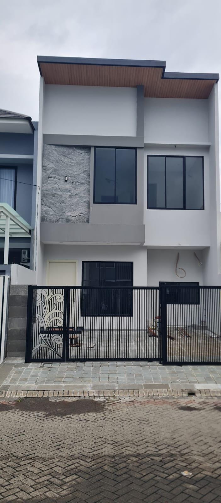Dijual Rumah Mewah 2 Lantai Baru Gress di Galaxy Bumi Permai Araya Surabaya Timur - Image 1