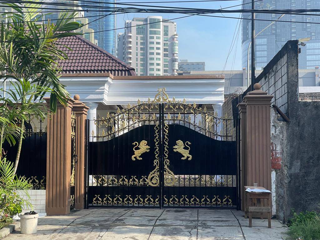 Disewakan Tanah Berpaving Lokasi Premium di Jalan Tegalsari Surabaya Pusat - Image 1