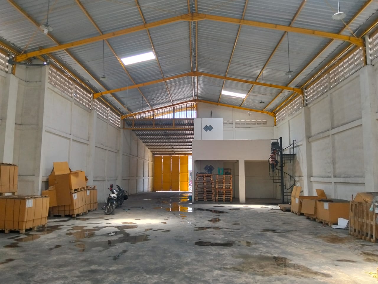 Disewakan Gudang Lokasi Strategis di Nol Jalan Raya Tropodo Sidoarjo - Image 1