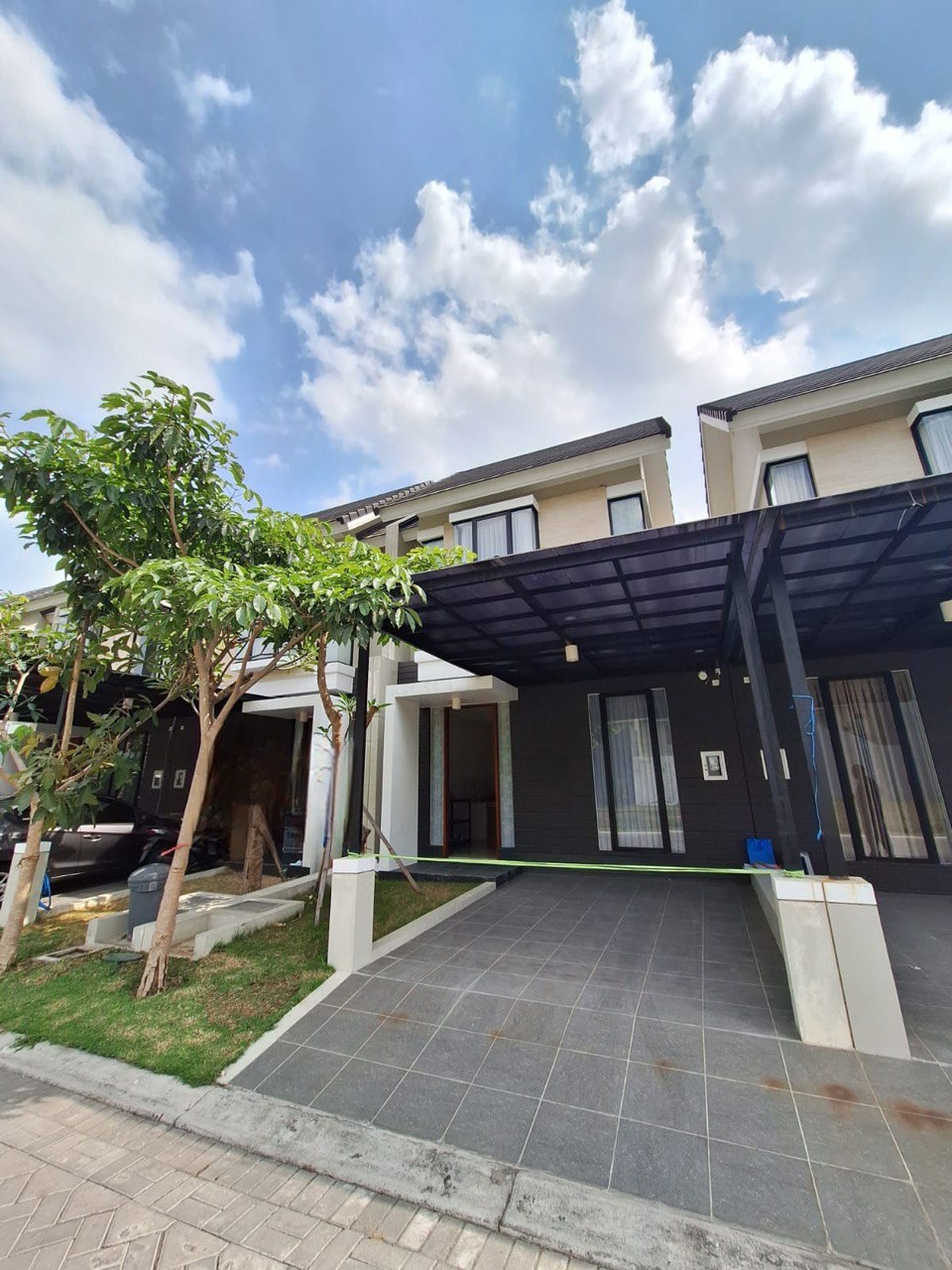 Dijual/disewakan Rumah Semi Furnished Lokasi di North West Citraland Surabaya Barat - Image 1