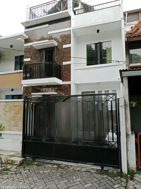 Dijual Rumah 3 Lantai Strategis di Babatan Pratama Surabaya Barat - Image 1