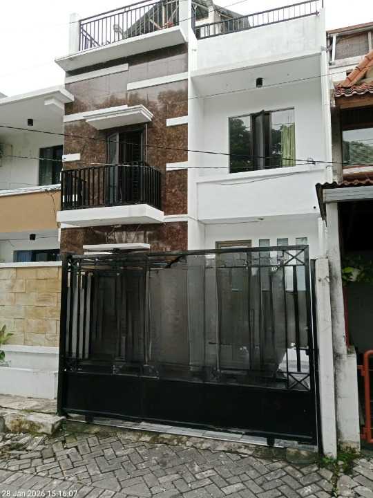 Dijual Rumah 3 Lantai Strategis di Babatan Pratama Surabaya Barat - Thumbnail 2