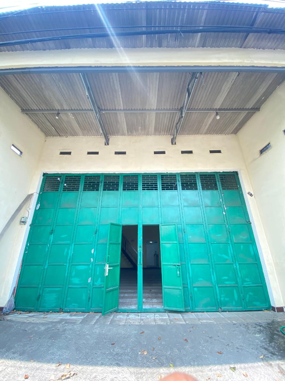 Dijual /Disewakan Ruko 1,5 Lantai Strategis di Jalan Gresik Surabaya Utara - Image 1