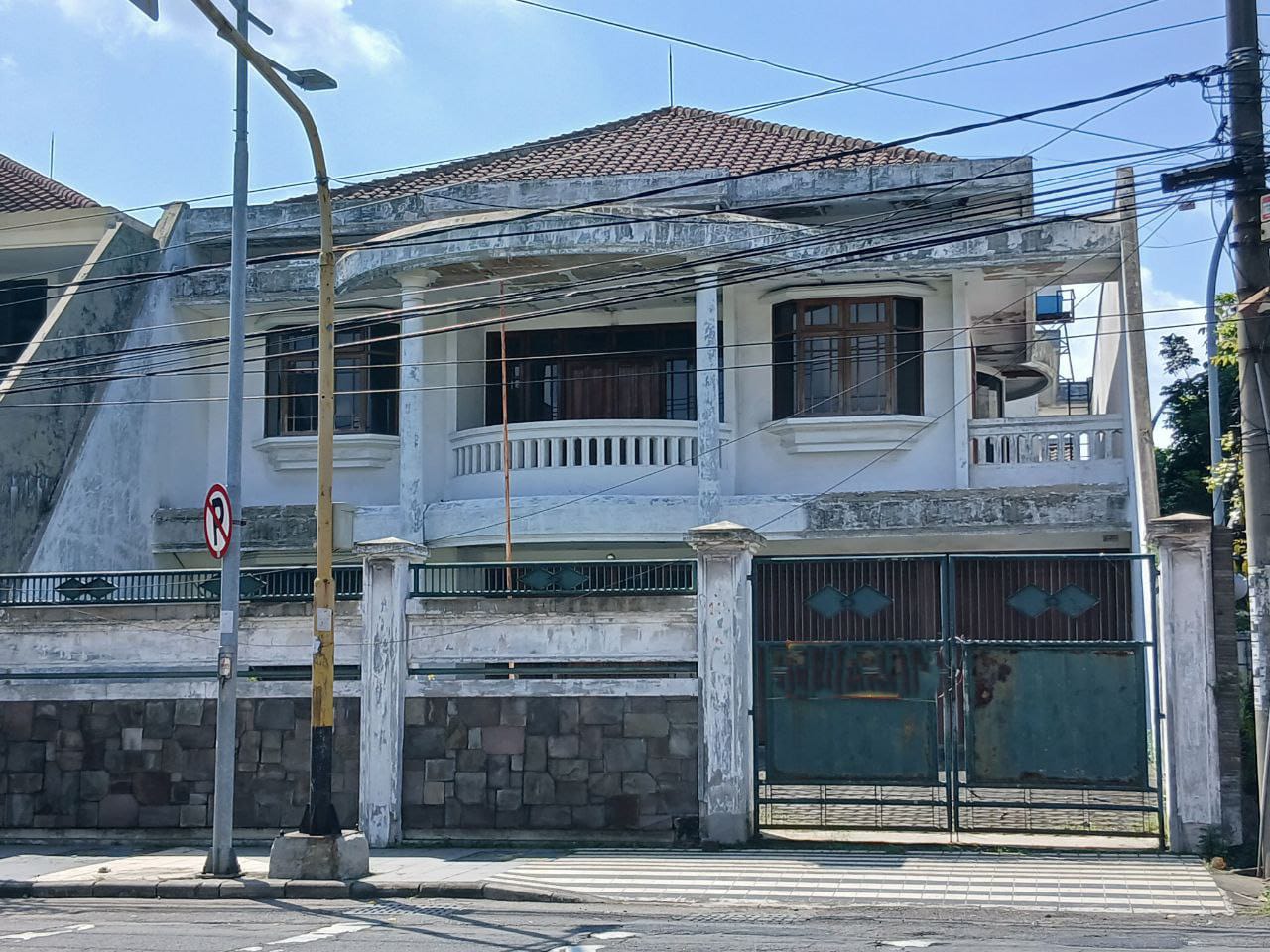 Dijual Rumah Besar dan Nyaman di Wilayah Margorejo Surabaya Selatan - Image 1