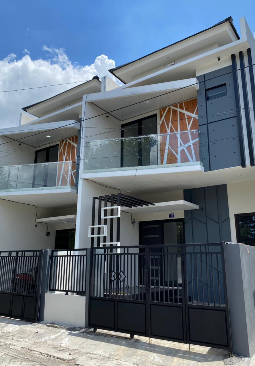 Dijual/Disewakan Rumah Baru 2 Lantai Lokasi Strategis di Kutisari Surabaya Selatan - Image 1