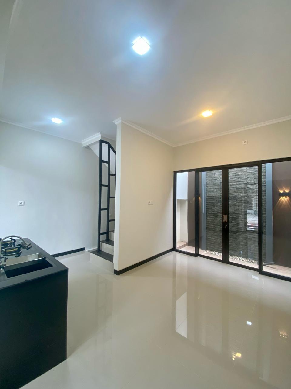 Dijual/Disewakan Rumah Baru 2 Lantai Lokasi Strategis di Kutisari Surabaya Selatan - Thumbnail 3