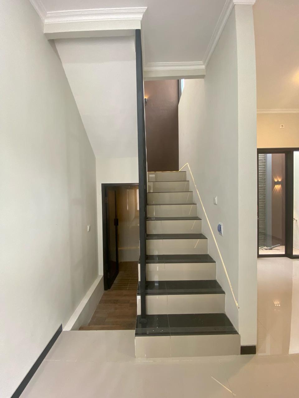 Dijual/Disewakan Rumah Baru 2 Lantai Lokasi Strategis di Kutisari Surabaya Selatan - Thumbnail 6