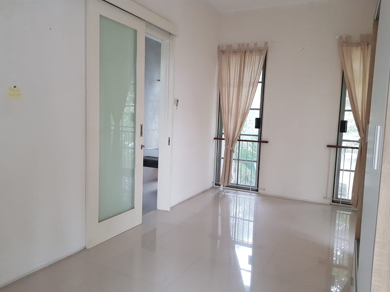 Dijual Rumah Siap Huni Strategis di Vila Valensia Pakuwon Indah Surabaya Barat - Thumbnail 2