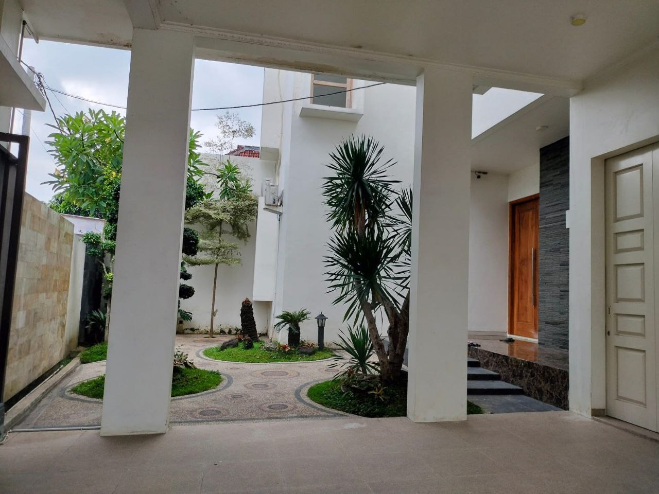 Dijual Rumah Mewah Strategis di Jalan Cempaka Jogotrunan Lumajang - Image 1