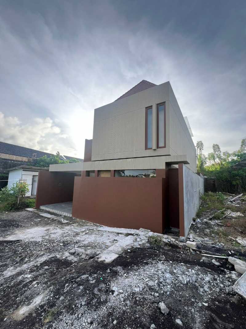 Dijual Tanah Bonus Villa 2 Lantai Jalan Dalem Lingsir Dekat Pantai Canggu Badung Bali - Image 1