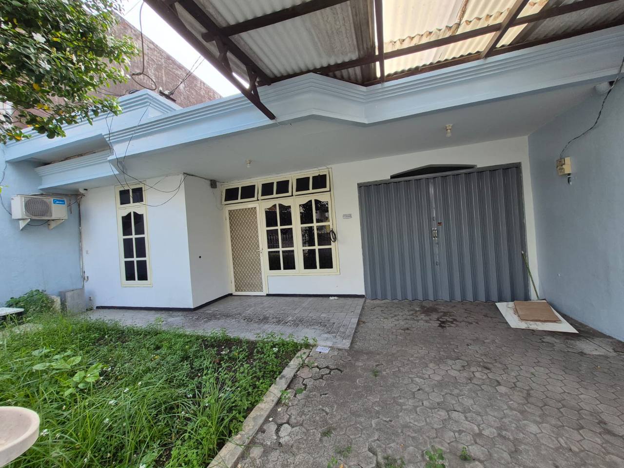 Dijual /disewakan Rumah 2 Lantai di Simpang Darmo Permai Selatan Surabaya Barat - Image 1