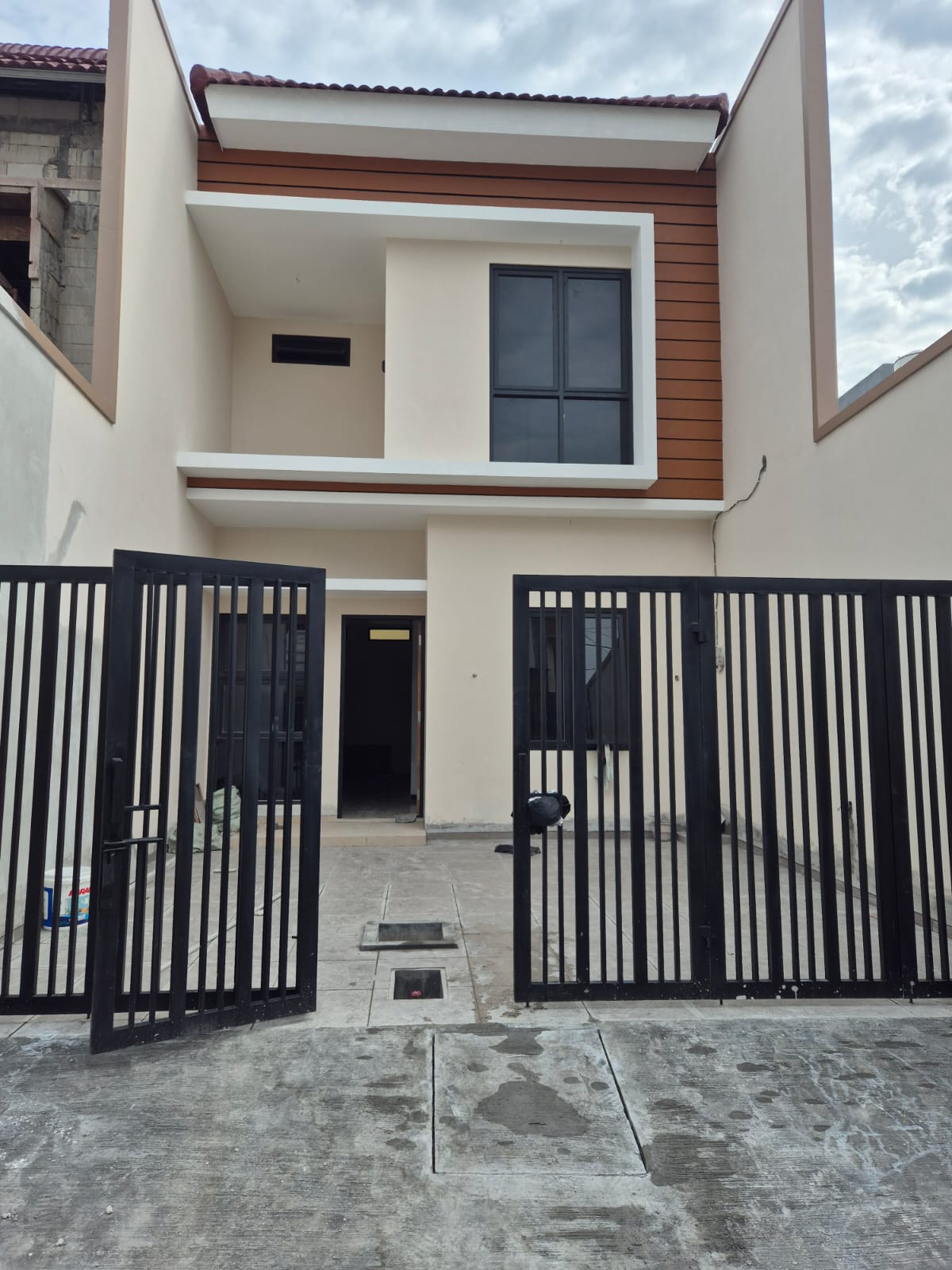 Dijual Rumah Baru Strategis di Darmo Harapan Surabaya Barat - Image 1