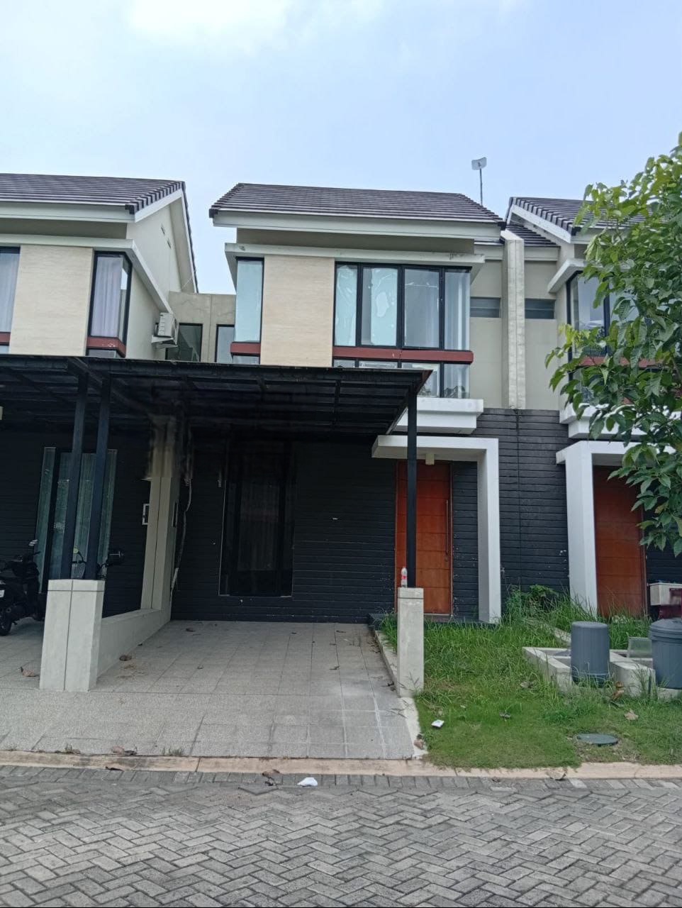 Disewakan Rumah Nyaman Strategis di Northwest Hill Citraland Surabaya Barat - Image 1