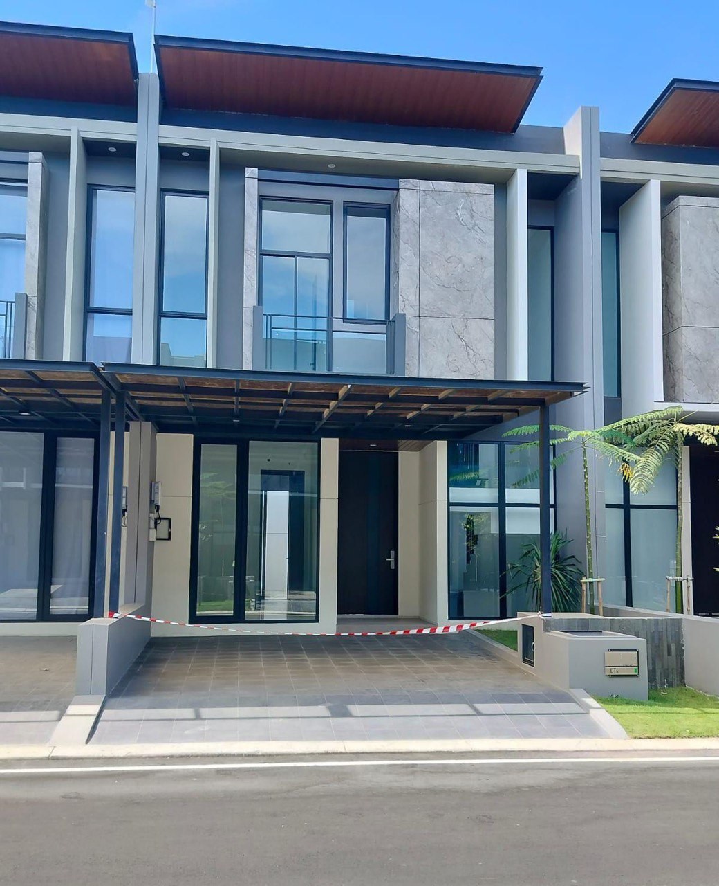 Disewakan Rumah Baru di District Nine Citraland Surabaya Barat - Image 1