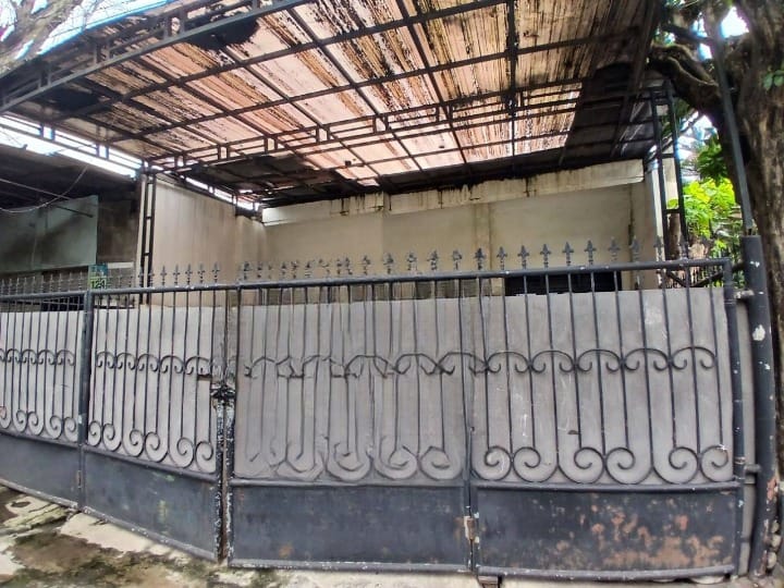 Dijual Rumah 2 Lantai Lokasi Komersil di Jalan Tanah Merah Surabaya Utara - Image 1