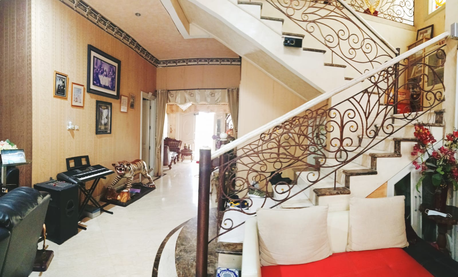 Dijual Rumah Classic Full Furnished Premium di kawasan Gayungsari Timur - Thumbnail 4