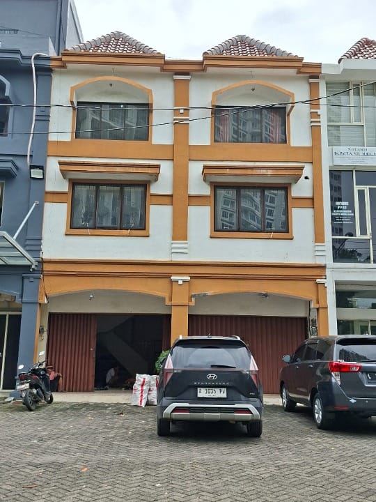 Disewakan Ruko 3 Lantai Siap Huni di Lokasi Strategis Raya Darmo Permai Surabaya Barat - Image 1