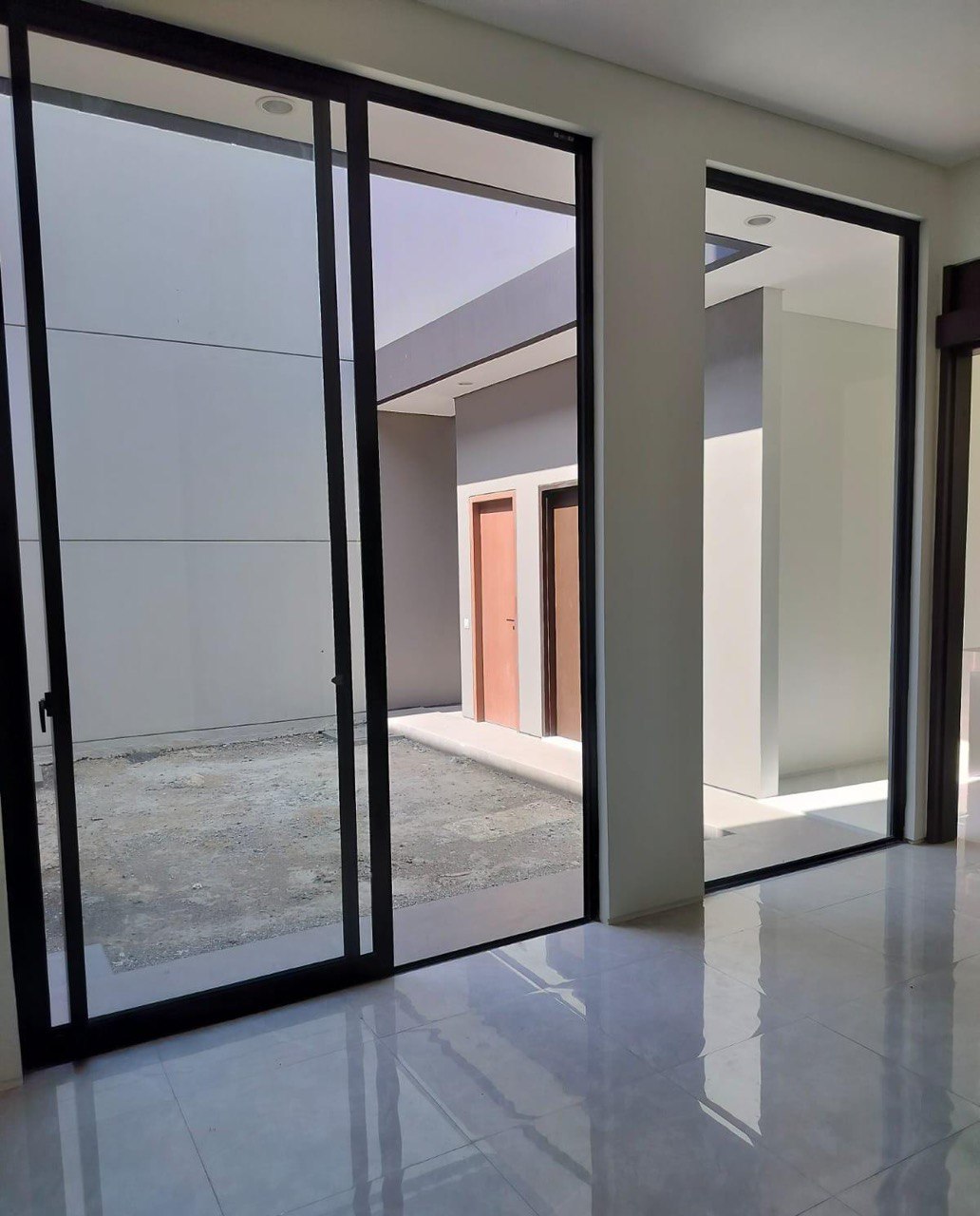 Disewakan Rumah Baru Gress di District Nine Citraland Surabaya Barat - Thumbnail 4