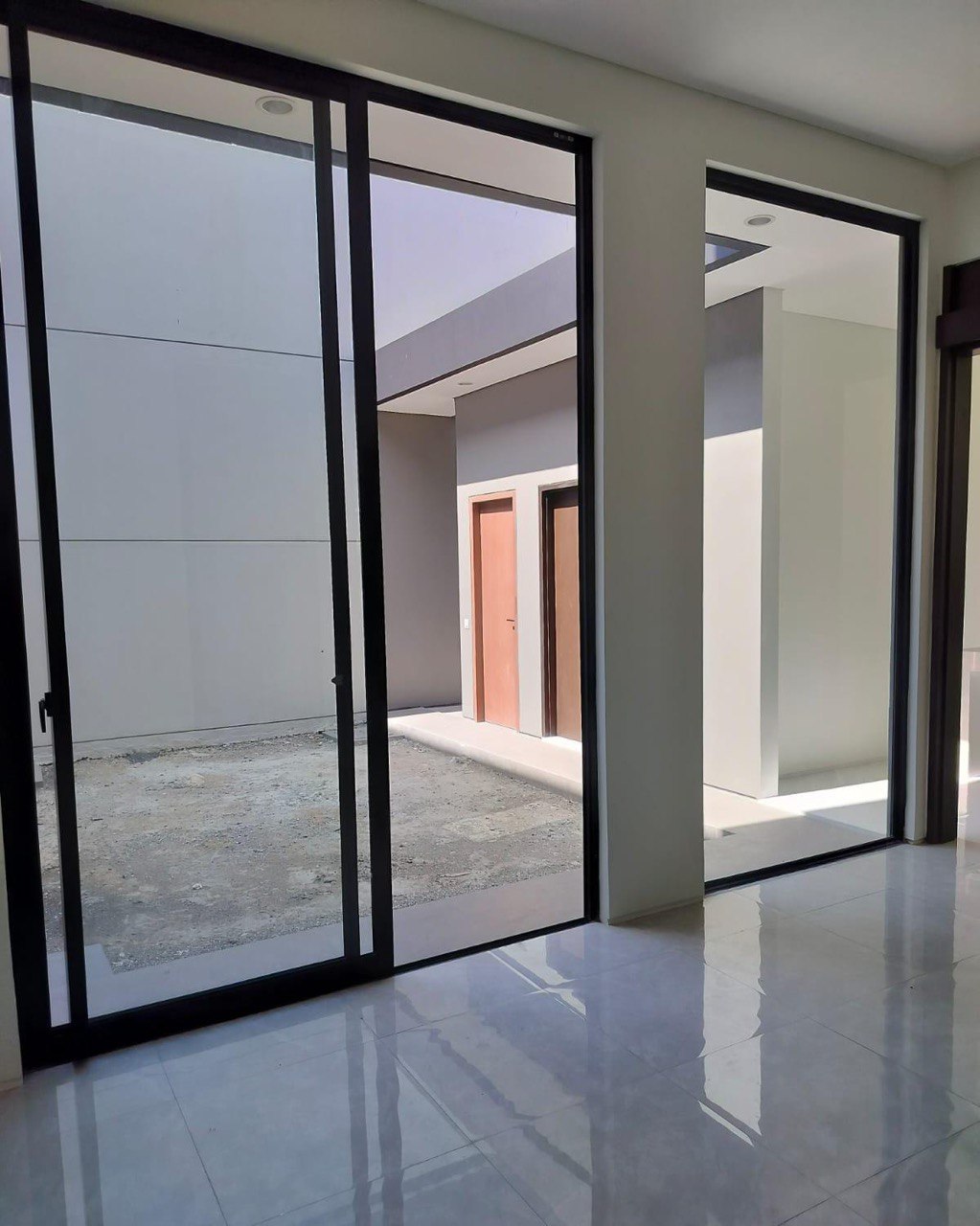 Disewakan Rumah Baru Gress di District Nine Citraland Surabaya Barat - Thumbnail 6