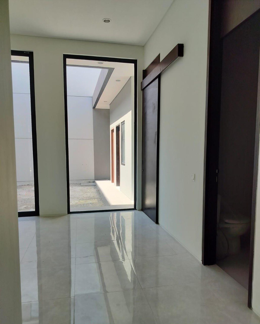 Disewakan Rumah Baru Gress di District Nine Citraland Surabaya Barat - Thumbnail 2
