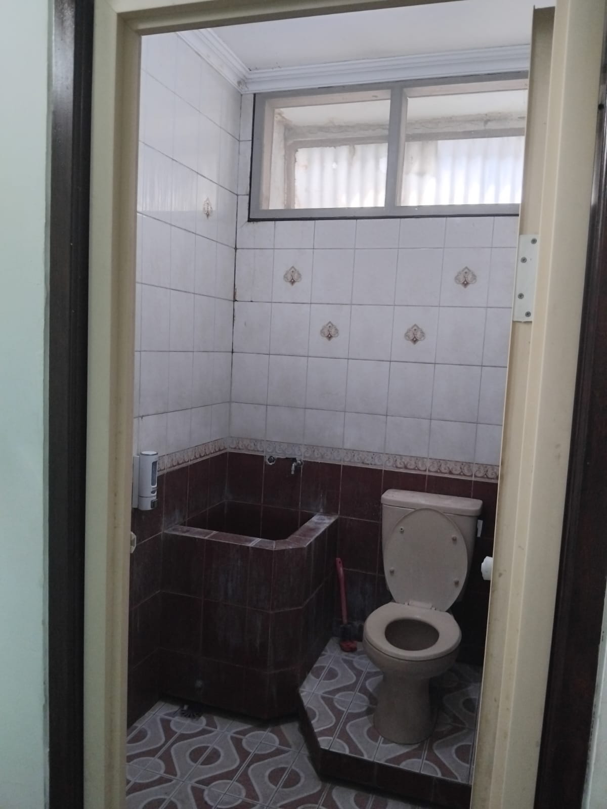 Disewakan Rumah Strategis 2 Lantai Siap Huni di Taman Pondok Indah Surabaya Barat - Thumbnail 4