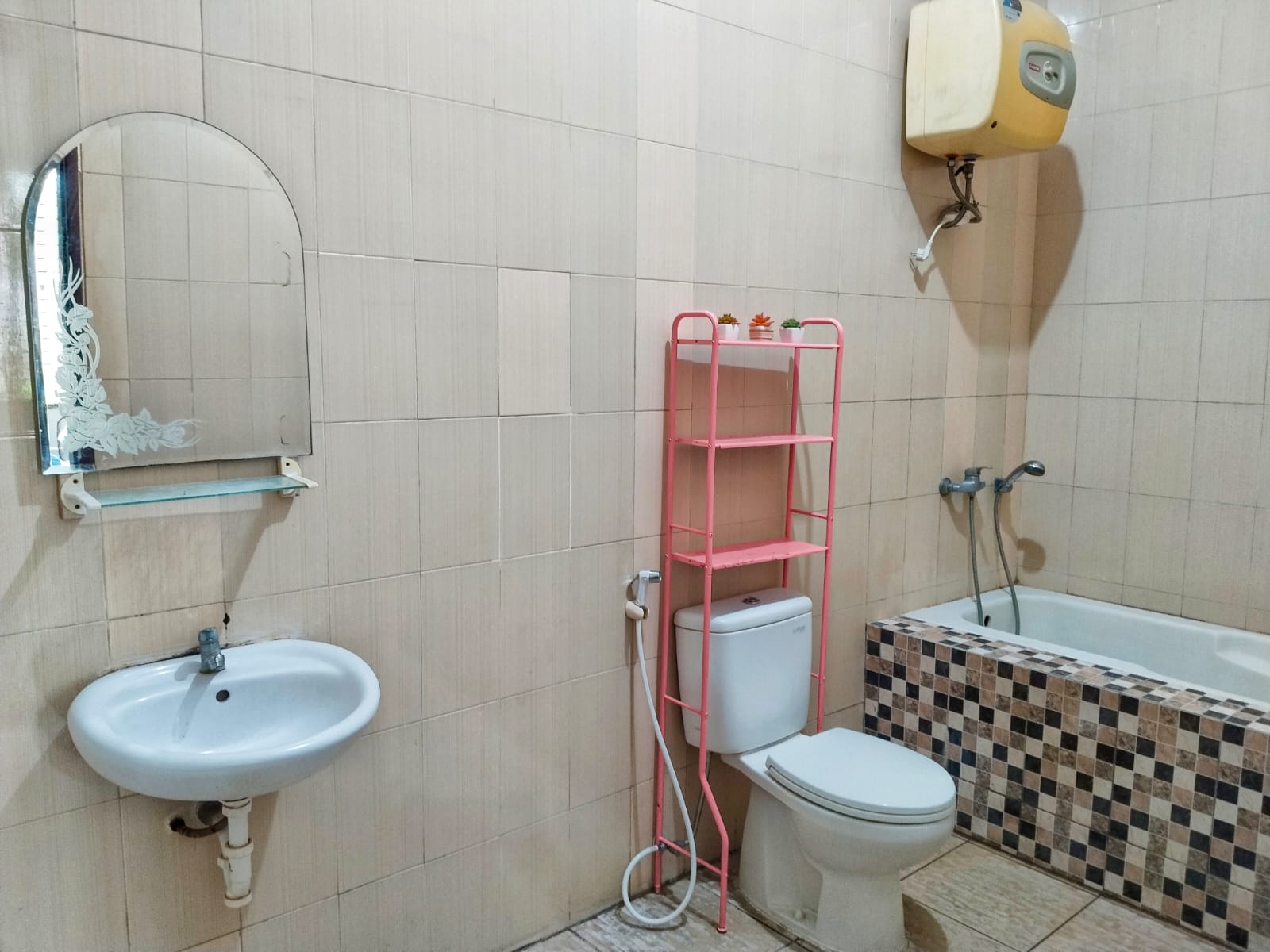 Dijual Rumah Strategis Kost Putri Aktif 3 Lantai  Lokasi Tenggilis Mejoyo Surabaya Selatan - Thumbnail 8