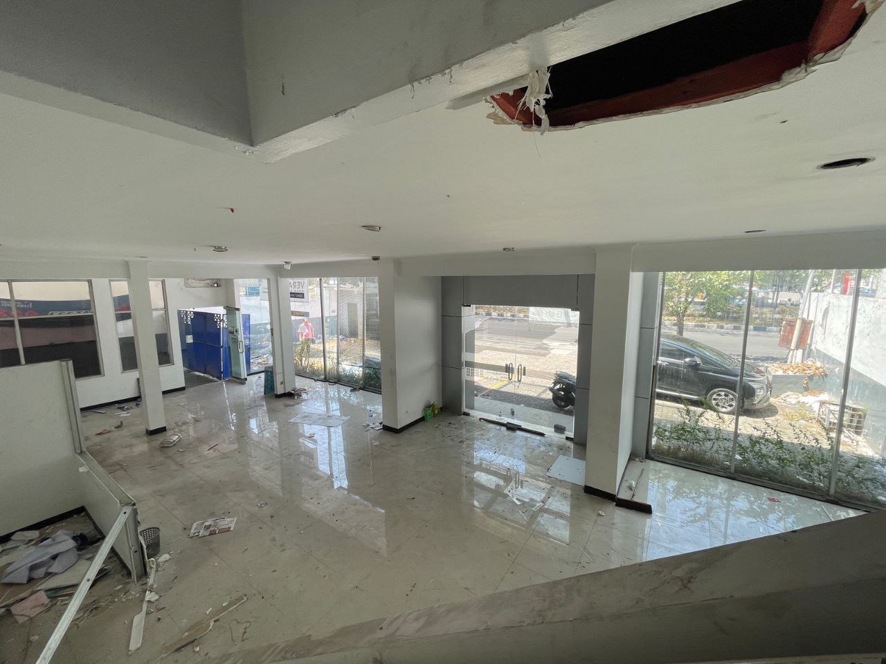 Disewakan Gedung Showroom Lokasi Usaha Premium di HR Muhammad Surabaya Barat - Thumbnail 2