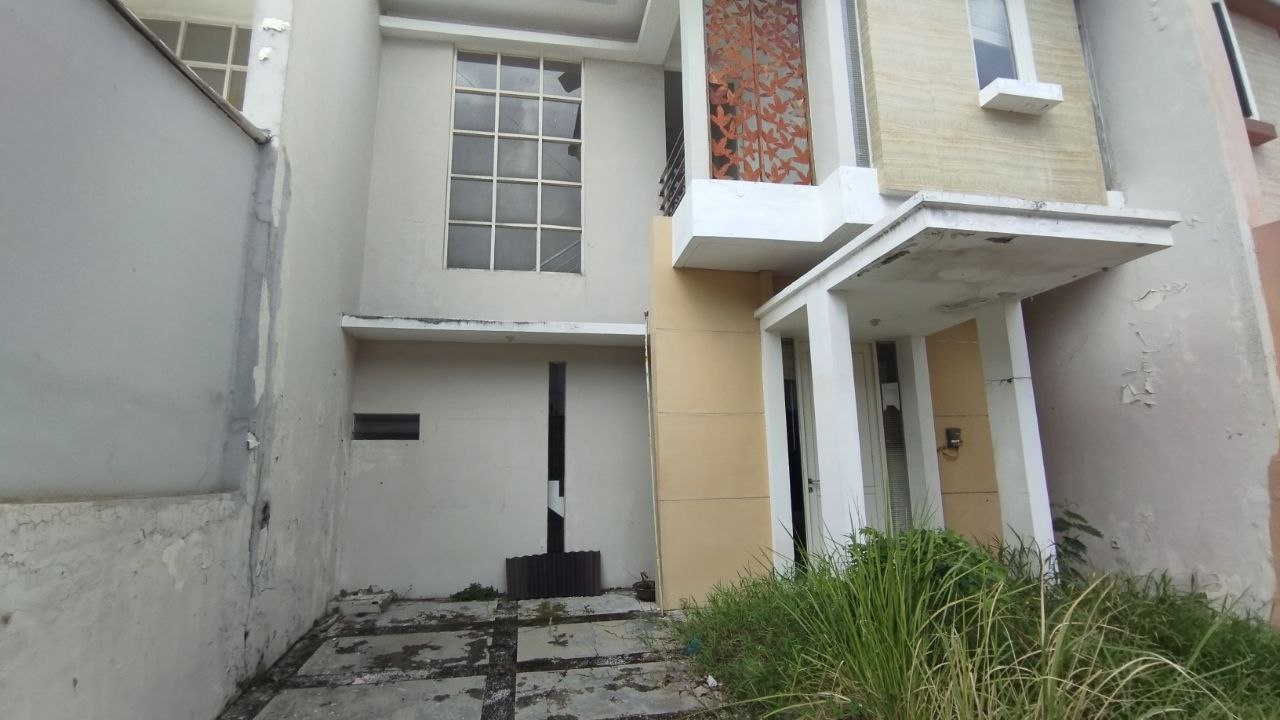 Dijual Rumah Strategis 2 Lantai Siap Huni di Regency One Surabaya Utara - Image 1