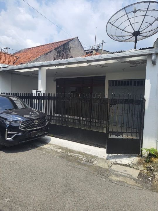 Dijual/Disewakan Rumah Strategis di Jalan Pucang Anom Surabaya Timur - Image 1