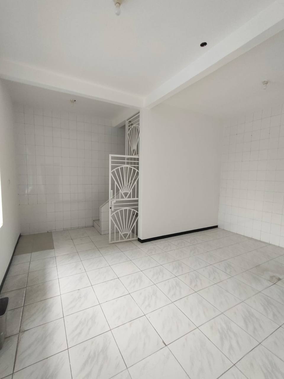 Dijual / Sewa Rumah 2,5 Lantai Ngagel Jaya Tengah Lokasi Strategis Surabaya - Thumbnail 2