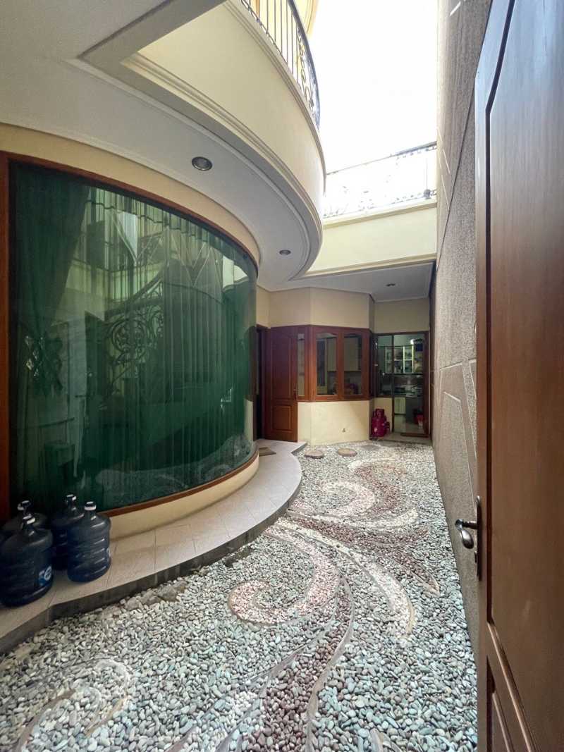 Dijual Rumah Mewah Full Furnish di Manyar Jaya Surabaya Timur - Thumbnail 8