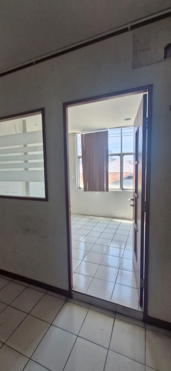 Dijual/Disewakan Ruko Strategis Ex Bank di Jalan Tenggilis Barat Surabaya Timur - Thumbnail 3