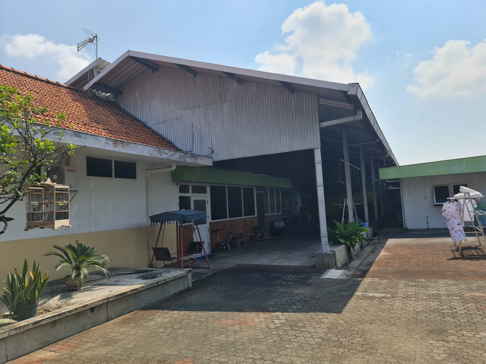 Dijual Rumah Strategis Lokasi Petemon Barat Surabaya Pusat - Image 1