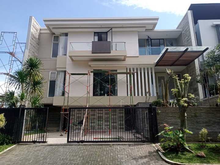 Dijual/Disewakan Rumah Mewah 3 Lantai Full Furnish di Somerset Citraland Surabaya Barat - Image 1
