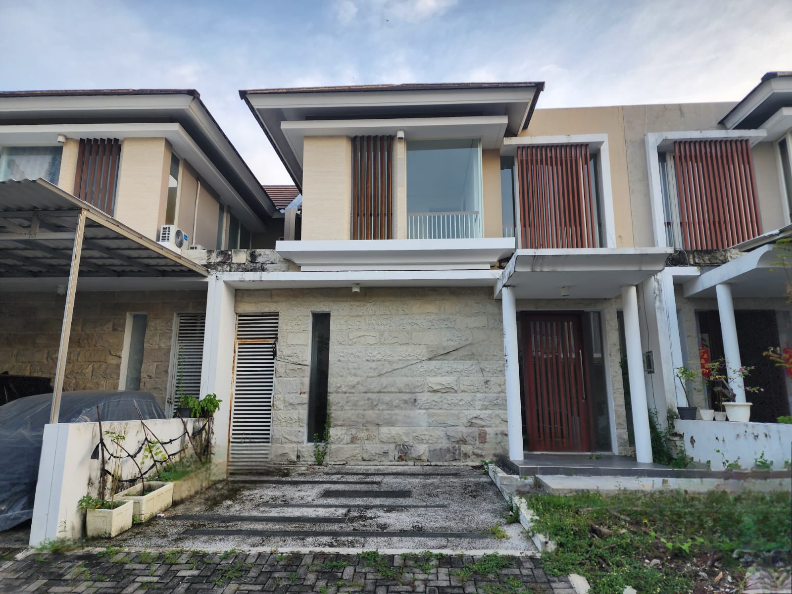 Dijual Rumah Strategis Nyaman di Greenlake Wiyung Surabaya Barat - Image 1