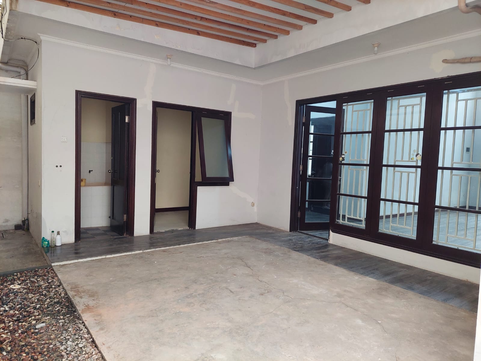 Disewakan Rumah Siap Huni di South Emerald Mansion Citraland Surabaya Barat - Image 1
