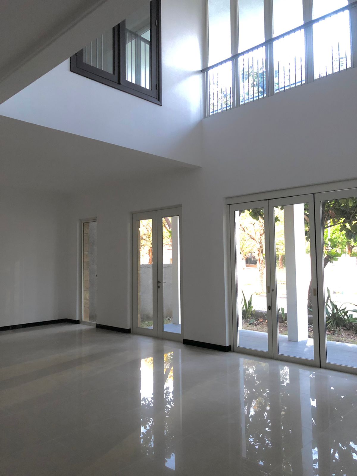 Dijual Rumah Mewah di Diamond Hill Citraland Surabaya Barat - Thumbnail 3