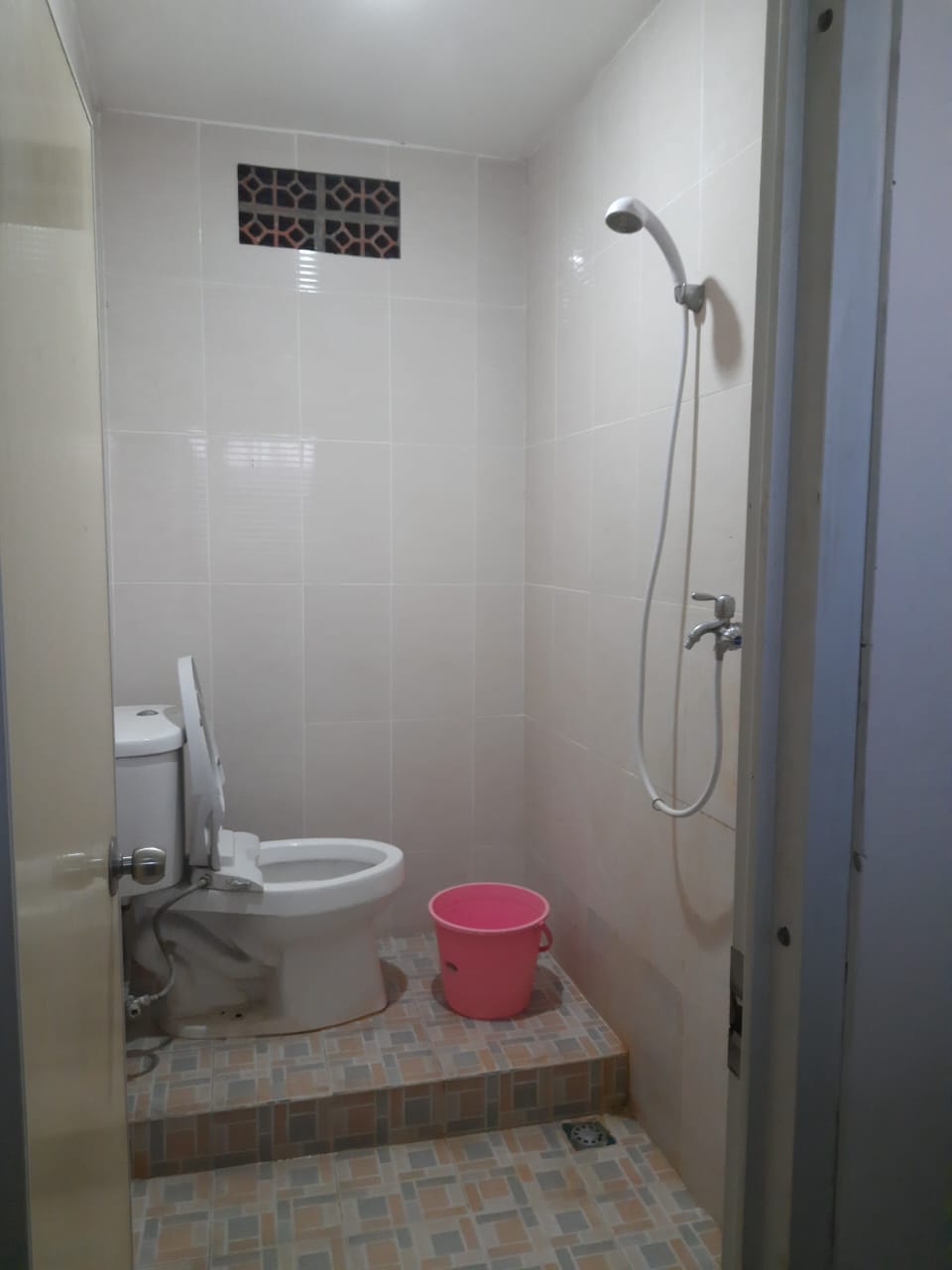 Dijual Rumah Karang Empat Surabaya Hadap Selatan – Luas Bangunan Besar 175 m² Cocok untuk Hunian Nyaman - Thumbnail 7