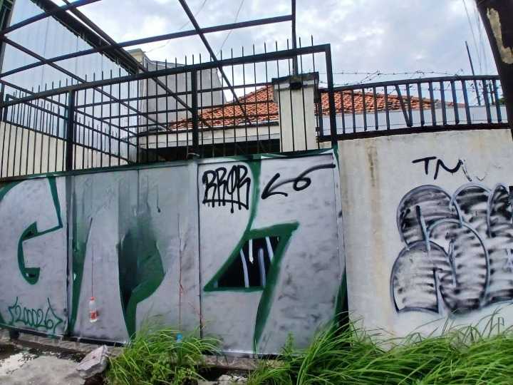 Disewakan Rumah 1 Lantai Strategis Pucang Sewu Surabaya Timur - Image 1