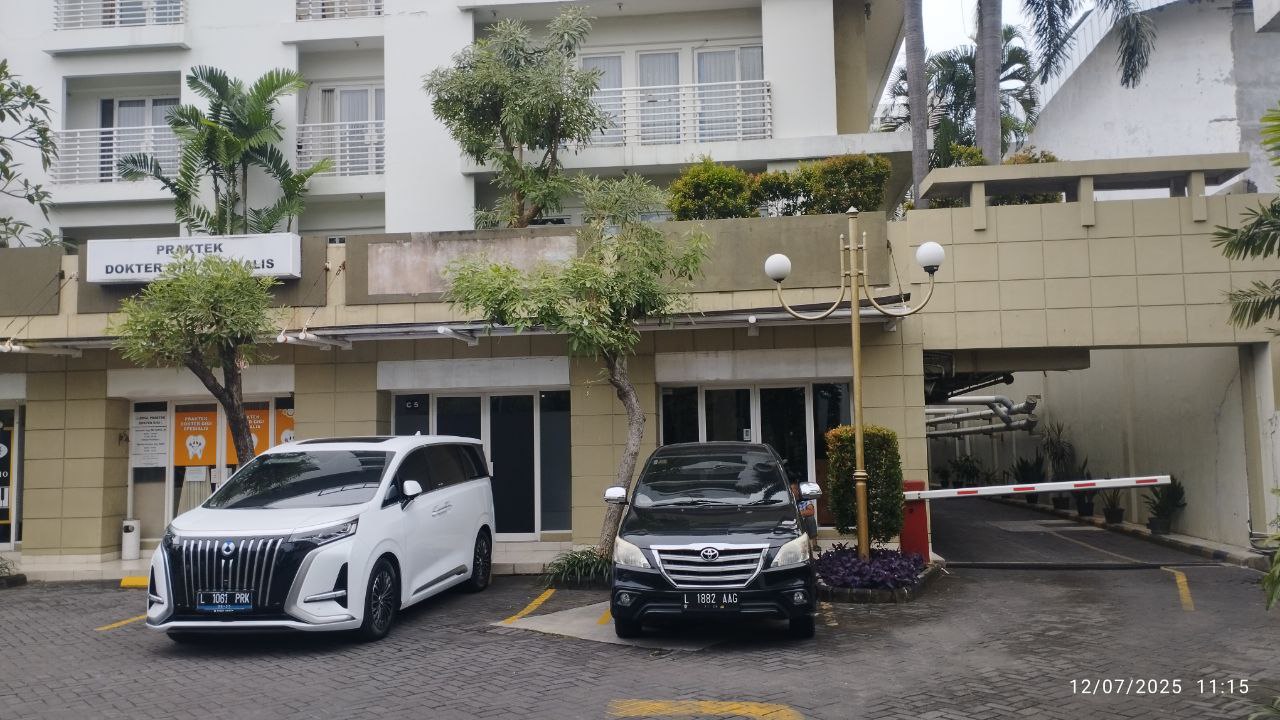 Dijual/Disewakan Ruko Kawasan Ramai Cosmopolis Commercial Area Surabaya Timur - Image 1